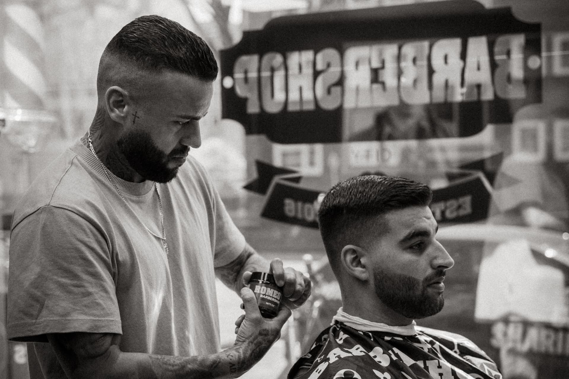 Barbier beim Fade-Haarschnitt im Romeo's Barbershop