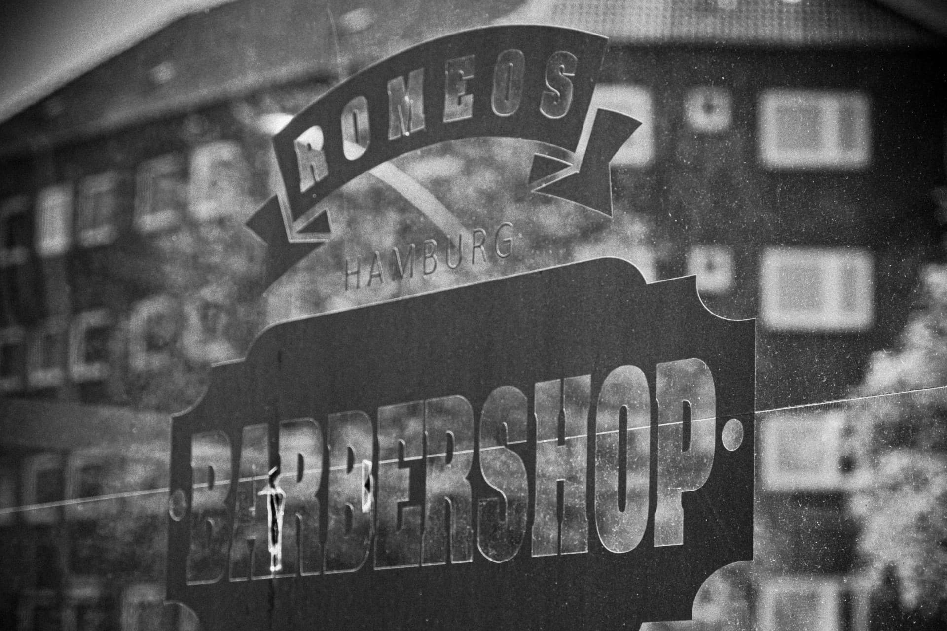 Schaufenster und Schriftzug von Romeo's Barbershop