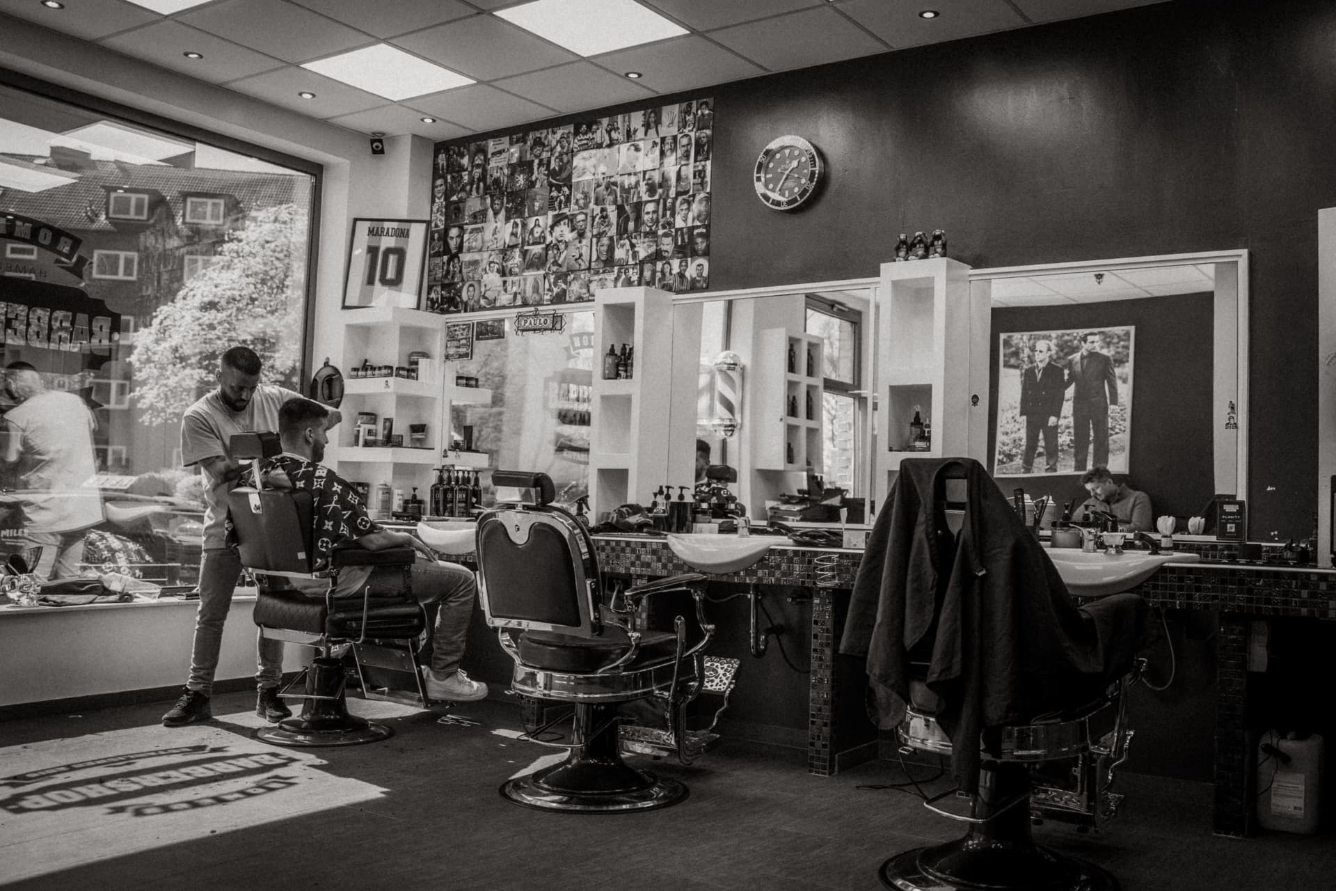 Barbier bei der Arbeit im Romeo's Barbershop